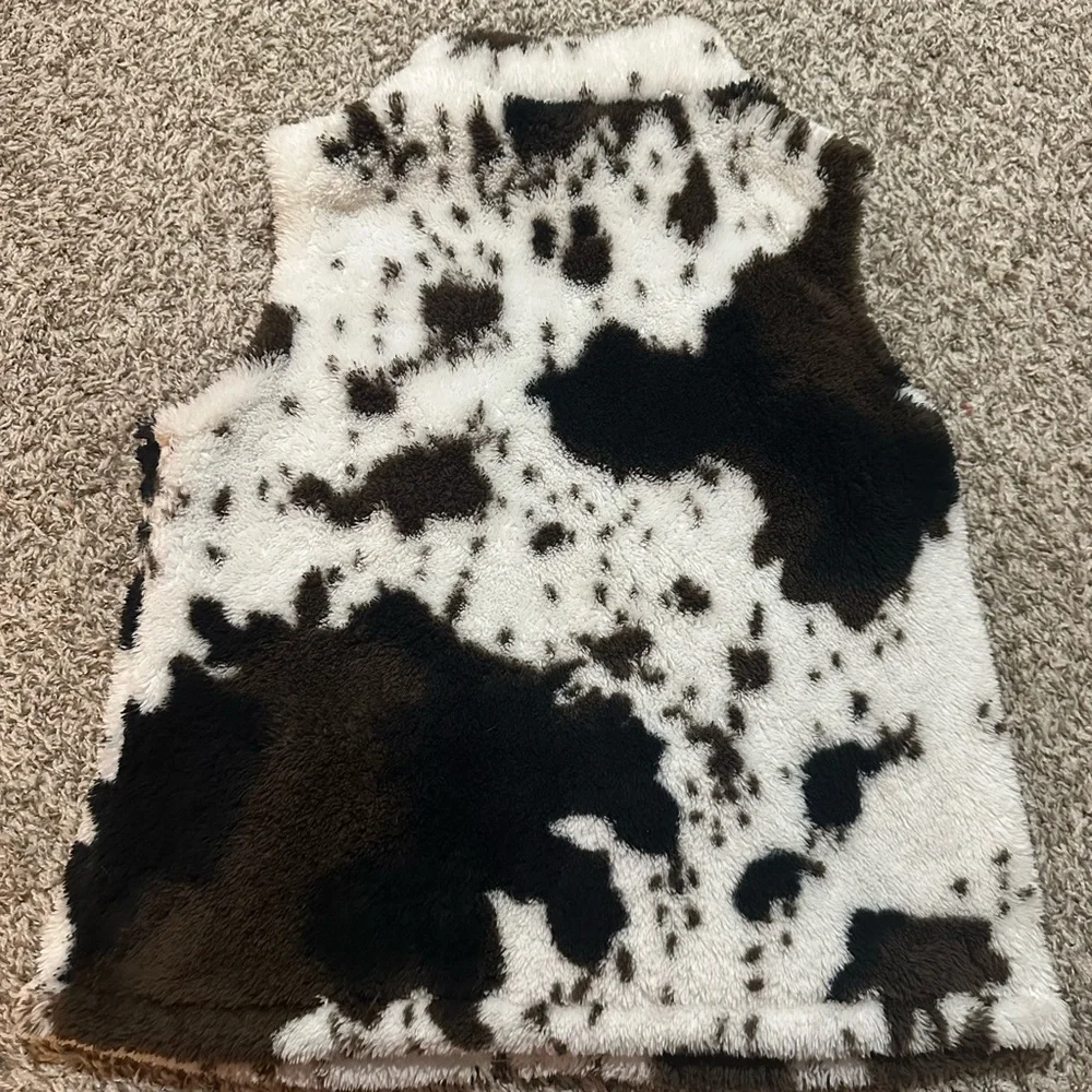 Cow Print Faux Fur Vest – Women’s Size Medium – Zip Front with Pockets - Picture 2 of 6